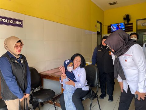 Momen Haru Penyidik Dittipid PPA & PPO Pertemukan Anak AMK dengan Ayah dan Saudara Kembarnya
