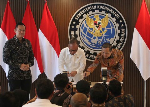 Menteri Koordinator Bidang Infrastruktur dan Pembangunan Kewilayahan Agus Harimurti Yudhoyono (kiri) menyaksikan penandatanganan Nota Kesepahaman antara Kementerian Transmigrasi dan Kementerian Perindustrian yang dilakukan oleh Menteri Transmigrasi Muhammad Iftitah Sulaeman Suryanegara (kanan) dan Menteri Perindustrian Agus Gumiwang Kartasasmita (tengah) di kantor Kementerian Koordinator Infrastruktur dan Pembangunan Kewilayahan, Jakarta, Jumat (26/9/2025)