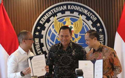 Menteri Koordinator Bidang Infrastruktur dan Pembangunan Kewilayahan Agus Harimurti Yudhoyono (tengah) didampingi  Menteri Perindustrian Agus Gumiwang Kartasasmita (kiri) dan Menteri Transmigrasi Muhammad Iftitah Sulaeman Suryanegara (kanan) usai  penandatanganan Nota Kesepahaman antara Kementerian Transmigrasi dan Kementerian Perindustrian di kantor Kementerian Koordinator Infrastruktur dan Pembangunan Kewilayahan, Jakarta, Jumat (26/09/2025). Nota Kesepahaman tersebut tentang pengembangan industri di kawasan transmigrasi, sehingga dapat membangun ekosistem ekonomi di berbagai daerah yang semakin berkelanjutan.
