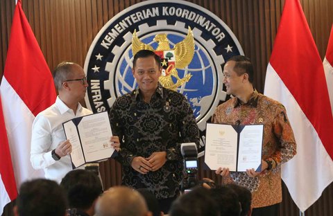 Menteri Koordinator Bidang Infrastruktur dan Pembangunan Kewilayahan Agus Harimurti Yudhoyono (tengah) didampingi  Menteri Perindustrian Agus Gumiwang Kartasasmita (kiri) dan Menteri Transmigrasi Muhammad Iftitah Sulaeman Suryanegara (kanan) usai  penandatanganan Nota Kesepahaman antara Kementerian Transmigrasi dan Kementerian Perindustrian di kantor Kementerian Koordinator Infrastruktur dan Pembangunan Kewilayahan, Jakarta, Jumat (26/09/2025). Nota Kesepahaman tersebut tentang pengembangan industri di kawasan transmigrasi, sehingga dapat membangun ekosistem ekonomi di berbagai daerah yang semakin berkelanjutan.