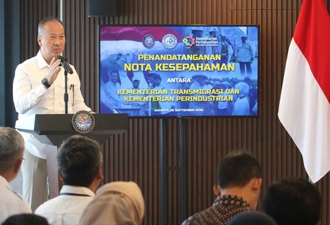 Menteri Perindustrian Agus Gumiwang Kartasasmita di kantor Kementerian Koordinator Infrastruktur dan Pembangunan Kewilayahan, Jakarta, Jumat (26/9/2025)