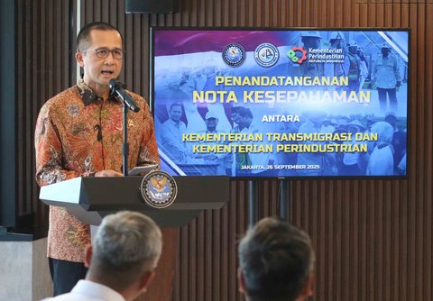 Menteri Transmigrasi Muhammad Iftitah Sulaeman Suryanegara di kantor Kementerian Koordinator Infrastruktur dan Pembangunan Kewilayahan, Jakarta, Jumat (26/9/2025)