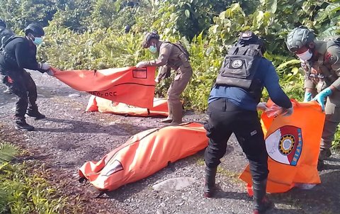 Tim Satgas Operasi Damai Cartenz Polri mengevakuasi dua warga pendulang emas yang menjadi korban pembunuhan di area Kampung Binki, Distrik Seradala, Kabupaten Yahukimo, Papua, Jumat ((26/9/2025).