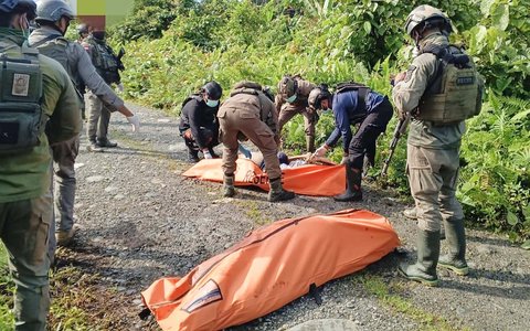 Tim Satgas Operasi Damai Cartenz Polri mengevakuasi dua warga pendulang emas yang menjadi korban pembunuhan di area Kampung Binki, Distrik Seradala, Kabupaten Yahukimo, Papua, Jumat ((26/9/2025).