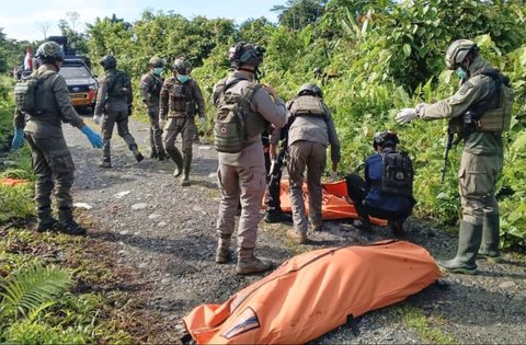 Tim Satgas Operasi Damai Cartenz Polri mengevakuasi dua warga pendulang emas yang menjadi korban pembunuhan di area Kampung Binki, Distrik Seradala, Kabupaten Yahukimo, Papua, Jumat ((26/9/2025).