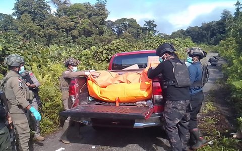 Tim Satgas Operasi Damai Cartenz Polri mengevakuasi dua warga pendulang emas yang menjadi korban pembunuhan di area Kampung Binki, Distrik Seradala, Kabupaten Yahukimo, Papua, Jumat ((26/9/2025).