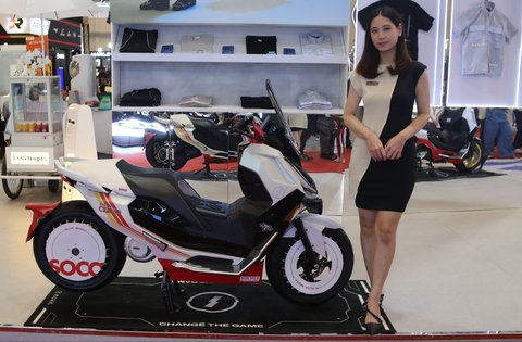 Model berdiri di samping motor pada salah satu stand  pada pameran Indonesia Motorcycle Show (IMOS) 2025 di Indonesia Convention Exhibition (ICE) BSD, Serpong, Kabupaten Tangerang, Banten, Jumat (26/09/2025