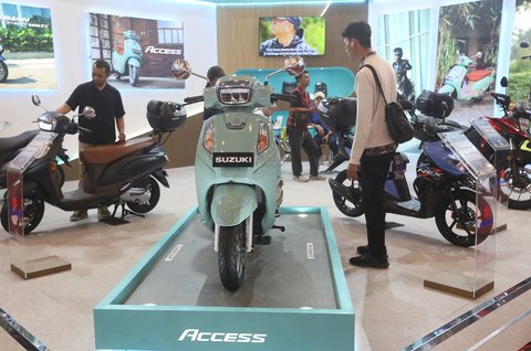 Pengunjung pada salah satu stand  pada pameran Indonesia Motorcycle Show (IMOS) 2025 di Indonesia Convention Exhibition (ICE) BSD, Serpong, Kabupaten Tangerang, Banten, Jumat (26/09/2025