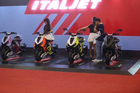 Pengunjung  di salah satu stand  pada pameran Indonesia Motorcycle Show (IMOS) 2025 di Indonesia Convention Exhibition (ICE) BSD, Serpong, Kabupaten Tangerang, Banten, Jumat (26/09/2025