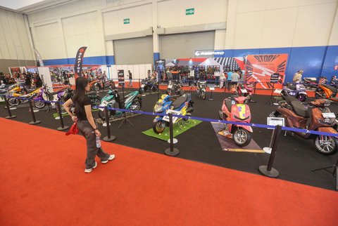Pengunjung di salah satu stand  pada pameran Indonesia Motorcycle Show (IMOS) 2025 di Indonesia Convention Exhibition (ICE) BSD, Serpong, Kabupaten Tangerang, Banten, Jumat (26/09/2025