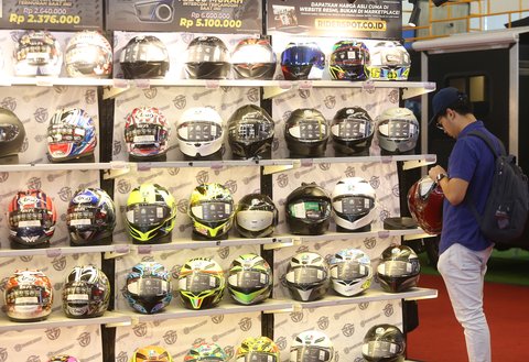 Pengunjung  di salah satu stand  pada pameran Indonesia Motorcycle Show (IMOS) 2025 di Indonesia Convention Exhibition (ICE) BSD, Serpong, Kabupaten Tangerang, Banten, Jumat (26/09/2025