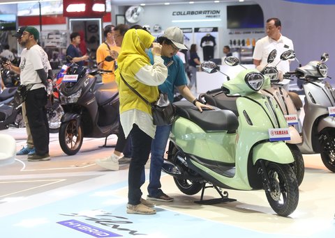 Pengunjung r di salah satu stand  pada pameran Indonesia Motorcycle Show (IMOS) 2025 di Indonesia Convention Exhibition (ICE) BSD, Serpong, Kabupaten Tangerang, Banten, Jumat (26/09/2025