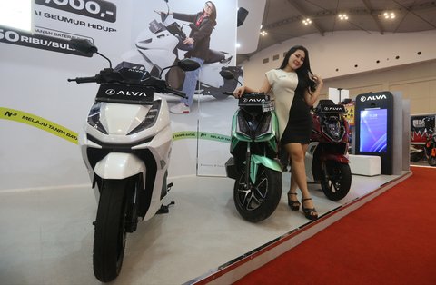 Model  berdiri di samping motor satu stand  pada pameran Indonesia Motorcycle Show (IMOS) 2025 di Indonesia Convention Exhibition (ICE) BSD, Serpong, Kabupaten Tangerang, Banten, Jumat (26/09/2025