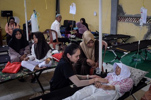 Siswa korban keracunan usai menyantap menu makan bergizi gratis (MBG) menjalani perawatan medis di Posko Penanganan di Kantor Kecamatan Cipongkor, Kabupaten Bandung Barat, Jawa Barat, Selasa (23/9/2025).