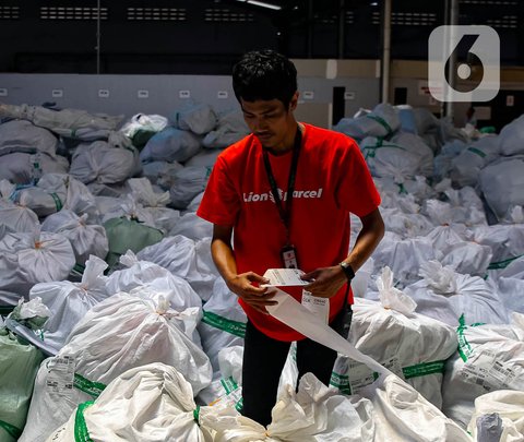Peningkatan masyarakat untuk berbelanja secara daring atau online secara otomatis turut meningkatkan permintaan terhadap jasa pengiriman. (Liputan6.com/Angga Yuniar)