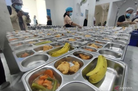 Yayasan Lembaga Konsumen Indonesia (YLKI) mendesak Pemprov DKI Jakarta menjamin kehalalan ompreng MBG, menyusul isu kontaminasi minyak babi dan kebutuhan impor 70 juta ompreng.