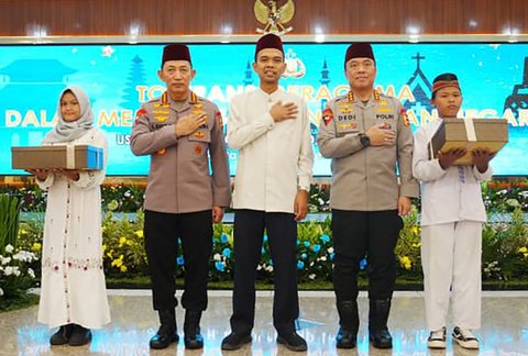 Kapolri Jenderal Listyo Sigit Prabowo bersama Wakapolri Komjen Dedi Prasetyo dan Ustad Abdul Somad di Mabes Polri, Jakarta, Jumat (26/09/2025) malam.