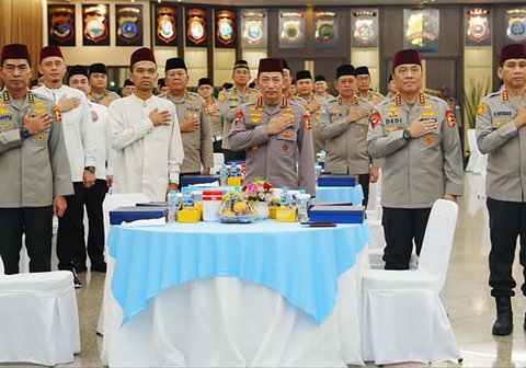Kapolri Jenderal Listyo Sigit Prabowo bersama Wakapolri Komjen Dedi Prasetyo dan Ustad Abdul Somad di Mabes Polri, Jakarta, Jumat (26/09/2025) malam.