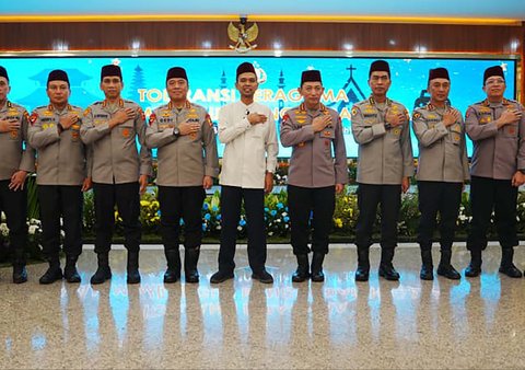 Kapolri Jenderal Listyo Sigit Prabowo bersama Wakapolri Komjen Dedi Prasetyo dan Ustad Abdul Somad di Mabes Polri, Jakarta, Jumat (26/09/2025) malam.