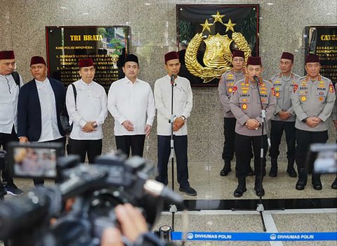 Kapolri Jenderal Listyo Sigit Prabowo bersama Wakapolri Komjen Dedi Prasetyo dan Ustad Abdul Somad di Mabes Polri, Jakarta, Jumat (26/09/2025) malam.
