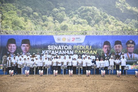 Mentan Andi Amran Sulaiman saat menghadiri tanam jagung bersama Dewan Perwakilan Daerah RI