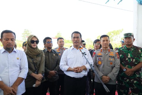 Mentan Amran dalam panen jagung serentak di Kabupaten Gowa, Sulawesi Selatan