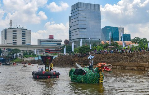 Peserta dengan perahu yang terbuat dari sampah daur ulang mengikuti Festival Perahu Cilung 2025 di Kali Ciliwung, Pancoran, Jakarta Selatan, Minggu (28/09/2025).