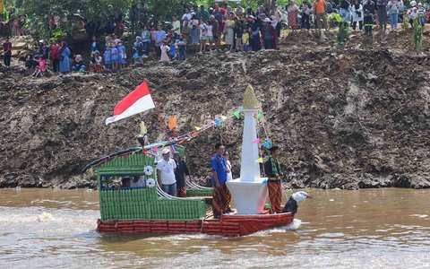 Peserta dengan perahu yang terbuat dari sampah daur ulang mengikuti Festival Perahu Cilung 2025 di Kali Ciliwung, Pancoran, Jakarta Selatan, Minggu (28/09/2025).