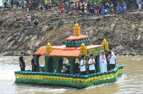 Peserta dengan perahu yang terbuat dari sampah daur ulang mengikuti Festival Perahu Cilung 2025 di Kali Ciliwung, Pancoran, Jakarta Selatan, Minggu (28/09/2025).