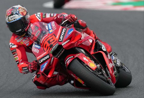 Pembalap Spanyol dari Ducati Lenovo Team  Marc Marquez  saat balapan kelas MotoGP Grand Prix Jepang di Sirkuit Motegi, Motegi, utara Tokyo, Minggu (28/09/2025).