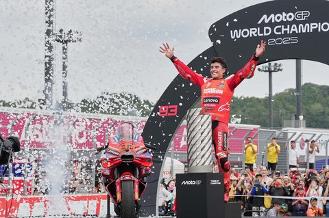 Pembalap Spanyol dari Ducati Lenovo Team  Marc Marquez  merayakan kemenangannya setelah meraih gelar MotoGP ketujuh dan gelar juara dunia kesembilan di Grand Prix MotoGP Jepang di Sirkuit Motegi, Motegi, utara Tokyo, Minggu (28/09/2025).