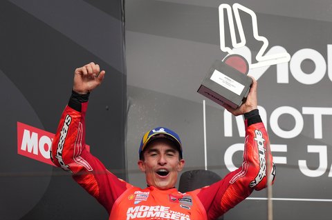 Pembalap Spanyol dari Ducati Lenovo Team  Marc Marquez  merayakan kemenangannya setelah meraih gelar MotoGP ketujuh dan gelar juara dunia kesembilan di Grand Prix MotoGP Jepang di Sirkuit Motegi, Motegi, utara Tokyo, Minggu (28/09/2025).
