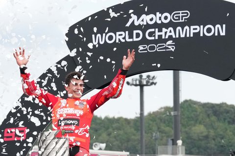 Pembalap Spanyol dari Ducati Lenovo Team  Marc Marquez  merayakan kemenangannya setelah meraih gelar MotoGP ketujuh dan gelar juara dunia kesembilan di Grand Prix MotoGP Jepang di Sirkuit Motegi, Motegi, utara Tokyo, Minggu (28/09/2025).