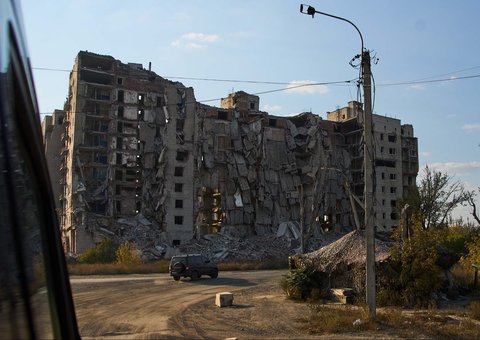 Gedung apartemen rusak di Avdiivka, Donetsk, Ukraina, Sabtu (27/9/2025), usai pertempuran antara pasukan Rusia dan Ukraina. Kota ini saat ini berada di bawah kendali Rusia.