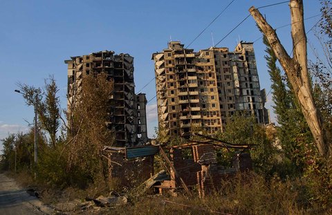 Gedung apartemen rusak di Avdiivka, Donetsk, Ukraina, Sabtu (27/9/2025), usai pertempuran antara pasukan Rusia dan Ukraina. Kota ini saat ini berada di bawah kendali Rusia.