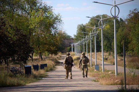 Dua polisi militer Rusia berpatroli di pusat kota Kurakhove, Donetsk, Ukraina, Sabtu (27/9/2025). Kota ini saat ini berada di bawah kendali Rusia.