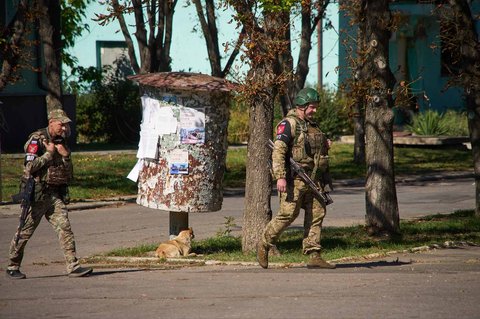 Dua polisi militer Rusia berpatroli di pusat kota Kurakhove, Donetsk, Ukraina, Sabtu (27/9/2025). Kota ini saat ini berada di bawah kendali Rusia.