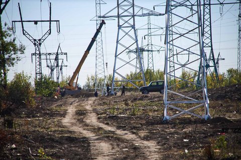 Pekerja memperbaiki saluran listrik yang rusak akibat pertempuran di luar Kota Kurakhove, Donetsk, Ukraina, Sabtu (27/9/2025). Kota tersebut kini berada di bawah kendali Rusia