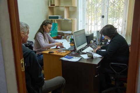 Petugas di Pusat Layanan Pemerintah Distrik menyiapkan paspor Rusia baru di Kurakhove, Donetsk, Ukraina, Sabtu (27/9/2025). Kota ini kini berada di bawah kendali Rusia.