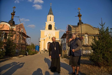 Pendeta Ortodoks Rusia, Pastor Andrei, meninjau rekonstruksi Gereja St. Maria Magdalena yang rusak akibat pertempuran di Avdiivka, Donetsk, Ukraina, Sabtu (27/9/2025). Kota ini kini berada di bawah kendali Rusia.