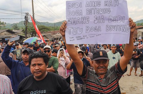 Massa yang terdiri dari  sopir truk tambang dan keluarga mereka serta sejumlah anggota Asosiasi Transporter Tangerang-Bogor (ATTB) melakukan aksi di kawasan  Cigudeg, Bogor, Jawa Barat, Senin (29/09/2025).