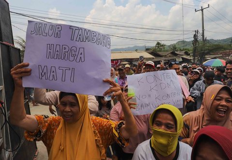 Massa yang terdiri dari  sopir truk tambang dan keluarga mereka serta sejumlah anggota Asosiasi Transporter Tangerang-Bogor (ATTB) melakukan aksi di kawasan  Cigudeg, Bogor, Jawa Barat, Senin (29/09/2025).