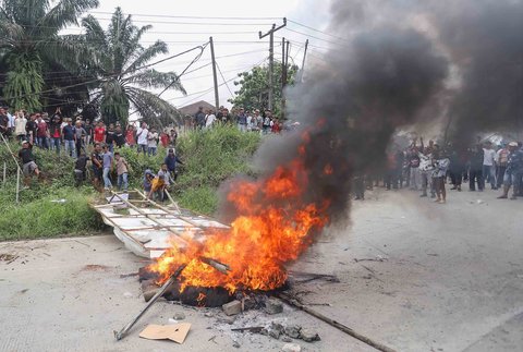 Massa yang terdiri dari  sopir truk tambang dan keluarga mereka serta sejumlah anggota Asosiasi Transporter Tangerang-Bogor (ATTB) melakukan aksi di kawasan  Cigudeg, Bogor, Jawa Barat, Senin (29/09/2025).
