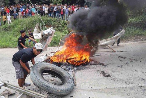 Massa yang terdiri dari  sopir truk tambang dan keluarga mereka serta sejumlah anggota Asosiasi Transporter Tangerang-Bogor (ATTB) melakukan aksi di kawasan  Cigudeg, Bogor, Jawa Barat, Senin (29/09/2025).
