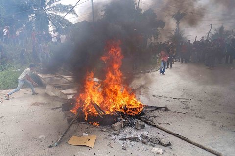 Massa yang terdiri dari  sopir truk tambang dan keluarga mereka serta sejumlah anggota Asosiasi Transporter Tangerang-Bogor (ATTB) melakukan aksi di kawasan  Cigudeg, Bogor, Jawa Barat, Senin (29/09/2025).