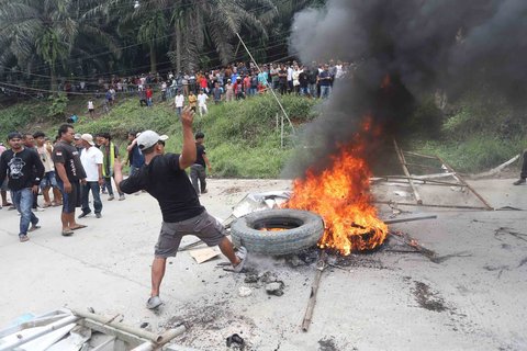 Massa yang terdiri dari  sopir truk tambang dan keluarga mereka serta sejumlah anggota Asosiasi Transporter Tangerang-Bogor (ATTB) melakukan aksi di kawasan  Cigudeg, Bogor, Jawa Barat, Senin (29/09/2025).
