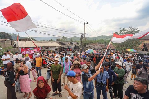Massa yang terdiri dari  sopir truk tambang dan keluarga mereka serta sejumlah anggota Asosiasi Transporter Tangerang-Bogor (ATTB) melakukan aksi di kawasan  Cigudeg, Bogor, Jawa Barat, Senin (29/09/2025).