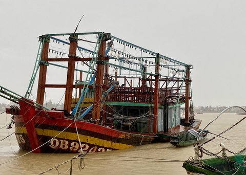 Sebuah kapal nelayan kandas akibat topan Bualoi di Quang Tri, Vietnam, Senin (29/09/2025).