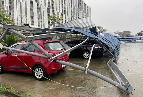 Atap parker gedung runtuh menimpa mobil-mobil setelah Topan Bualoi di Thanh Hoa, Vietnam, Senin (29/09/2025).