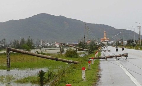 Tiang listrik terlihat roboh akibat topan Bualoi di Thanh Hoa, Vietnam, Senin (29/09/2025).